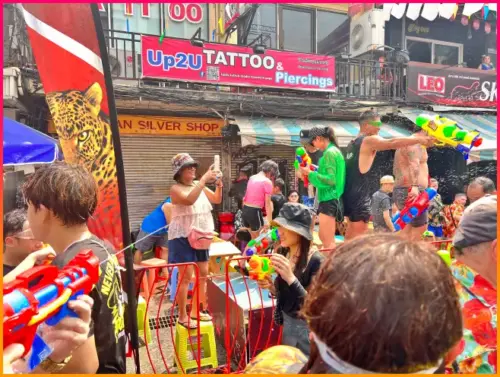 Read more about the article 태국 방콕 송크란 의미, 기간, 방문하기 좋은 시간, 주의 사항, 장점, 단점